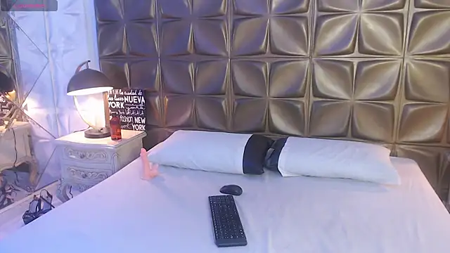 LunaJohns online show from March 5, 12:12 pm