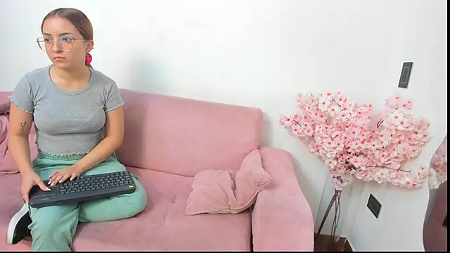 Kitty f00x online show from July 8, 1:04 pm