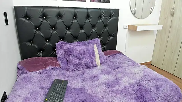 Kitty f00x online show from July 31, 1:10 pm