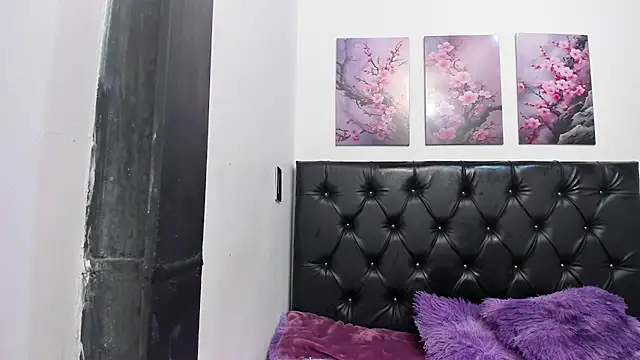 Kitty f00x online show from August 1, 1:10 pm