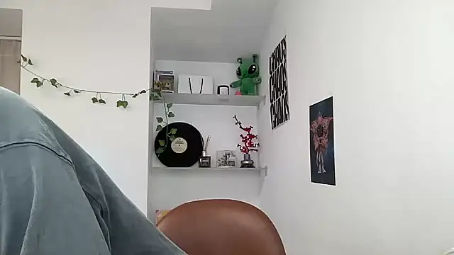 Snapshot of YourMilkyGuy chatting on July 1, 1:13 pm YourMilkyGuy online show from July 1, 1:13 pm