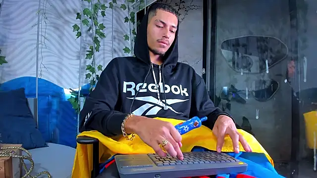 Snapshot of ItsZairen chatting on July 1, 4:25 am ItsZairen online show from July 1, 4:25 am