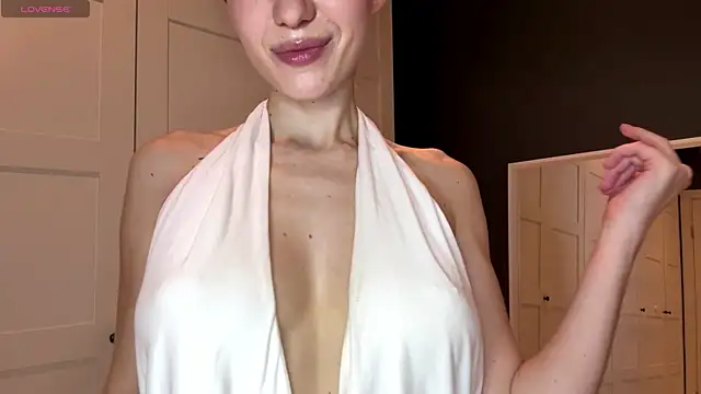 Snapshot of Alicecutepie chatting on June 13, 6:55 am Alicecutepie online show from June 13, 6:55 am