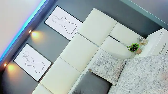 Daniiela Foxx online show from February 13, 9:00 pm