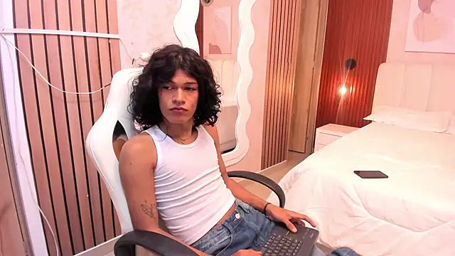 littlesweet18  online show from February 15, 12:51 am