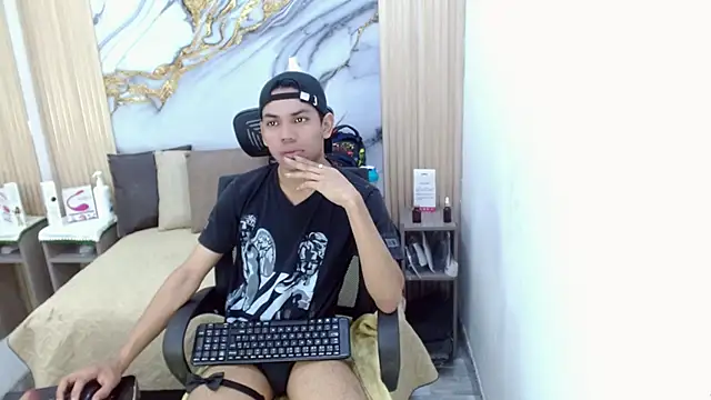 Snapshot of DaviidBuckx_ chatting on June 3, 2:36 am DaviidBuckx online show from June 3, 2:36 am