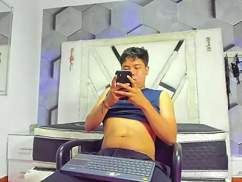 Snapshot of AdrianWalker chatting on August 9, 11:31 pm AdrianWalker online show from August 9, 11:31 pm