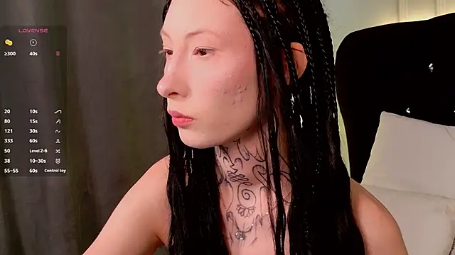 Snapshot of roxy_morrison_x chatting on June 21, 3:31 am roxy morrison x online show from June 21, 3:31 am