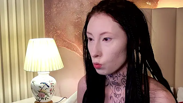 Snapshot of roxy_morrison_x chatting on June 28, 3:34 am roxy morrison x online show from June 28, 3:34 am
