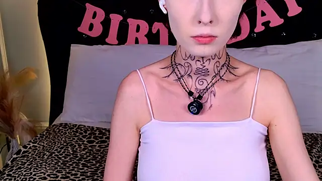 Snapshot of roxy_morrison_x chatting on July 9, 3:32 am roxy morrison x online show from July 9, 3:32 am