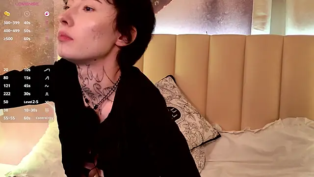 Snapshot of roxy_morrison_x chatting on July 20, 11:12 am roxy morrison x online show from July 20, 11:12 am
