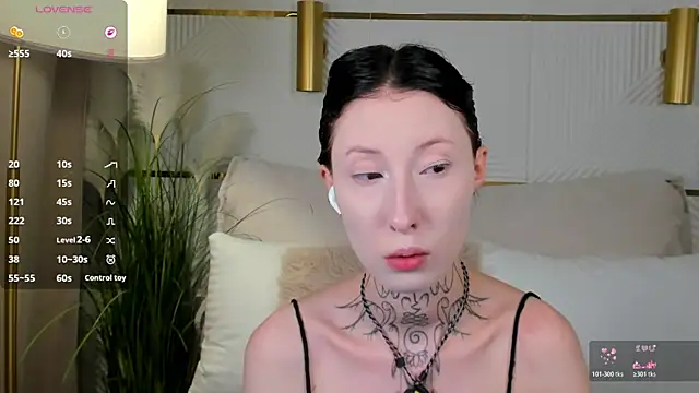 Snapshot of roxy_morrison_x chatting on August 2, 4:00 am roxy morrison x online show from August 2, 4:00 am
