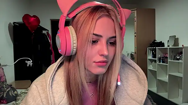 Snapshot of Evva_mayy chatting on February 15, 7:21 pm Evva mayy online show from February 15, 7:21 pm