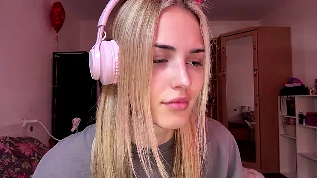 Snapshot of Evva_mayy chatting on March 5, 10:44 am Evva mayy online show from March 5, 10:44 am