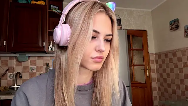 Snapshot of Evva_mayy chatting on March 8, 7:01 am Evva mayy online show from March 8, 7:01 am