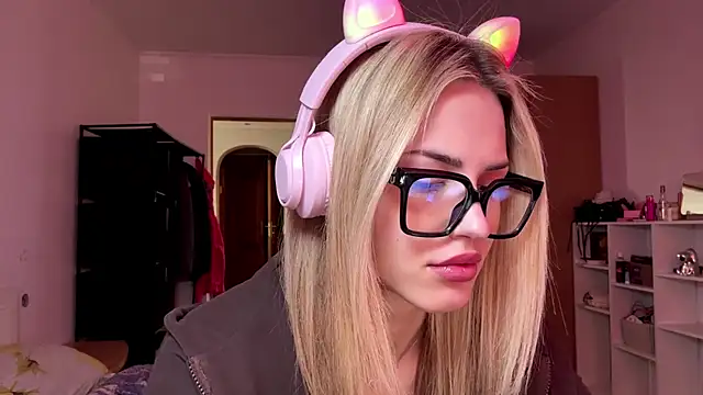 Snapshot of Evva_mayy chatting on March 22, 10:29 am Evva mayy online show from March 22, 10:29 am