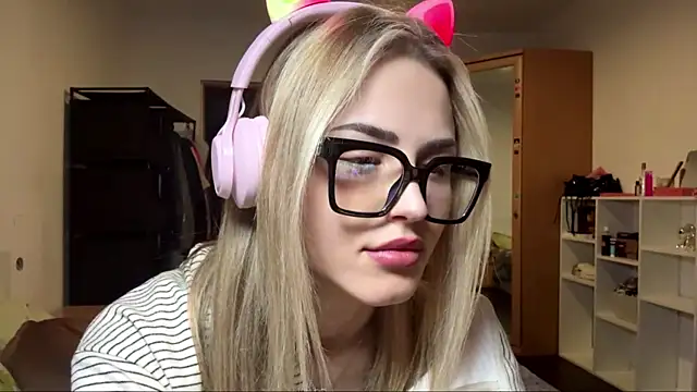 Snapshot of Evva_mayy chatting on March 27, 6:40 pm Evva mayy online show from March 27, 6:40 pm