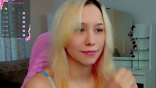 Snapshot of EmilyTrase chatting on May 5, 1:13 am EmilyTrase online show from May 5, 1:13 am