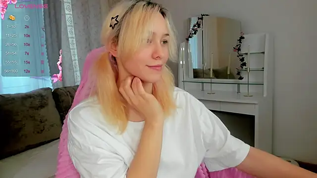 Snapshot of EmilyTrase chatting on May 6, 1:14 am EmilyTrase online show from May 6, 1:14 am