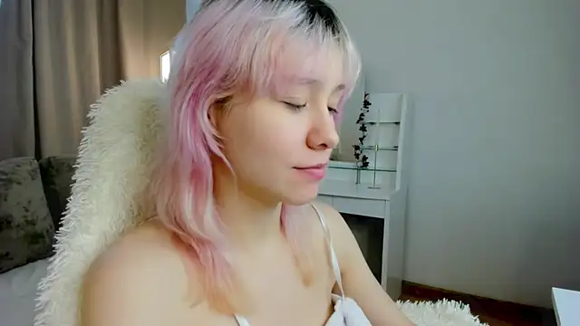 Snapshot of EmilyTrase chatting on June 16, 1:19 am EmilyTrase online show from June 16, 1:19 am