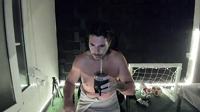 Snapshot of joaquin420_hot chatting on July 8, 6:18 am joaquin420 hot online show from July 8, 6:18 am