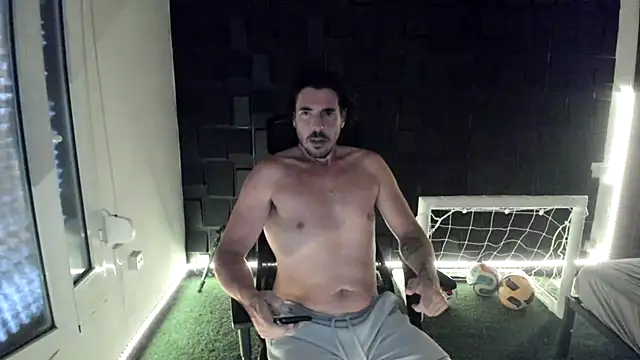 Snapshot of joaquin420_hot chatting on July 15, 6:24 pm joaquin420 hot online show from July 15, 6:24 pm