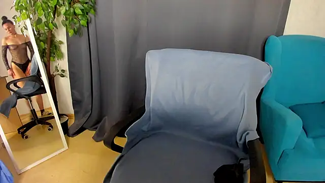 Snapshot of little__isabel chatting on May 21, 7:59 am little isabel online show from May 21, 7:59 am