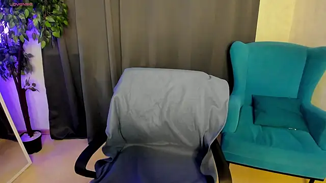 Snapshot of little__isabel chatting on July 1, 8:05 am little isabel online show from July 1, 8:05 am