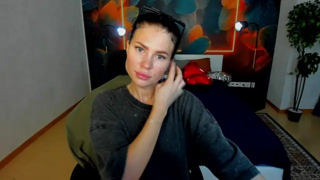 Snapshot of little__isabel chatting on August 4, 1:31 am little isabel online show from August 4, 1:31 am