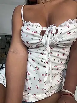 Snapshot of amara_wet04 chatting on June 2, 5:20 am amara wet04 online show from June 2, 5:20 am
