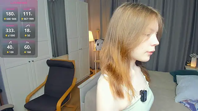 Snapshot of LavenderMitten chatting on June 14, 5:42 am LavenderMitten online show from June 14, 5:42 am