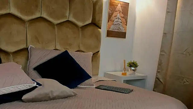 Mia Reyesjs online show from February 14, 9:55 pm