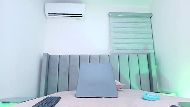 freyhasmith  online show from February 19, 3:02 am