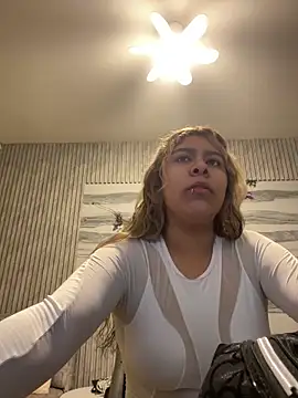 Snapshot of Sophie19__ chatting on June 12, 10:47 am Sophie19 online show from June 12, 10:47 am