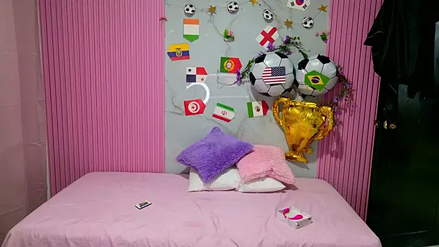 Snapshot of Sophie19__ chatting on July 2, 7:03 am Sophie19 online show from July 2, 7:03 am