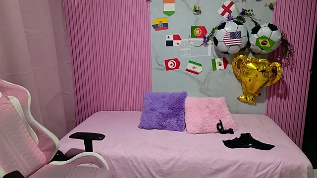 Snapshot of Sophie19__ chatting on July 6, 12:24 pm Sophie19 online show from July 6, 12:24 pm