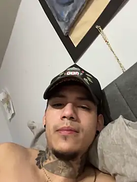 Snapshot of comecucas300 chatting on February 10, 12:26 am comecucas300 online show from February 10, 12:26 am