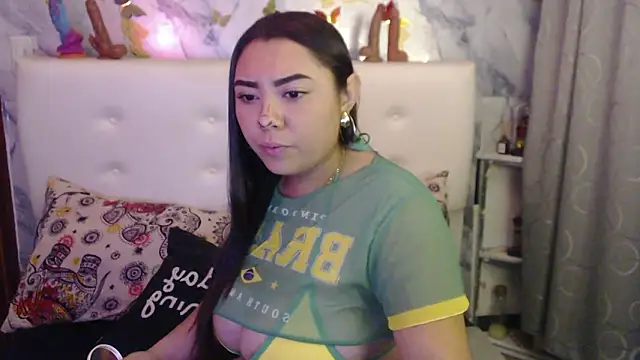 Nicolelewllss online show from March 10, 10:09 am