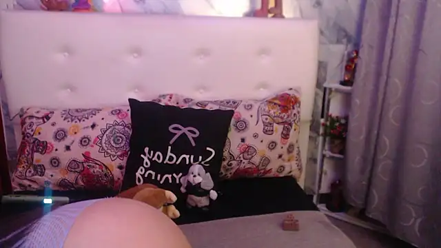 Nicolelewllss online show from March 13, 10:55 am