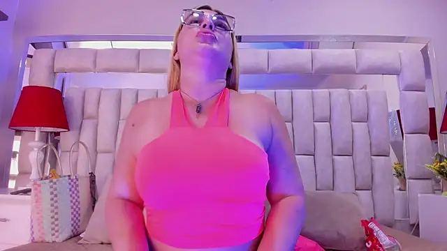 AngellHott  online show from February 26, 5:01 pm