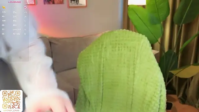 Snapshot of honey_kors chatting on March 13, 12:23 pm honey kors online show from March 13, 12:23 pm