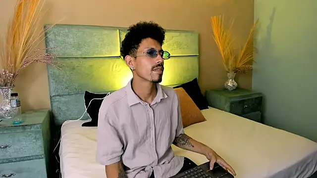 NoaahTylor online show from June 13, 4:10 am