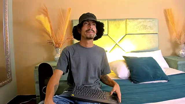 NoaahTylor online show from June 18, 4:02 am