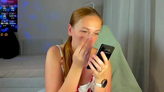 Snapshot of she_wolf chatting on June 8, 2:28 pm she wolf online show from June 8, 2:28 pm