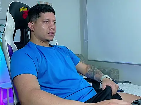 Snapshot of _robertobaggioo chatting on February 13, 12:12 pm robertobaggioo online show from February 13, 12:12 pm