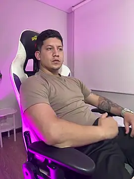 Snapshot of _robertobaggioo chatting on February 14, 5:37 am robertobaggioo online show from February 14, 5:37 am