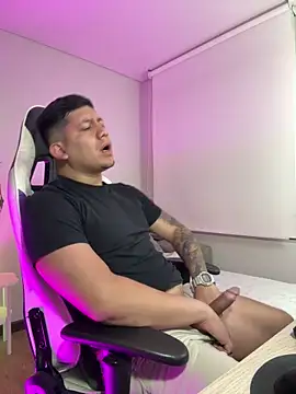 Snapshot of _robertobaggioo chatting on February 16, 12:34 pm robertobaggioo online show from February 16, 12:34 pm