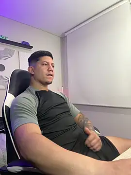 Snapshot of _robertobaggioo chatting on March 6, 12:45 pm robertobaggioo online show from March 6, 12:45 pm