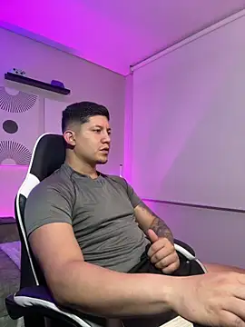 Snapshot of _robertobaggioo chatting on March 7, 6:43 am robertobaggioo online show from March 7, 6:43 am