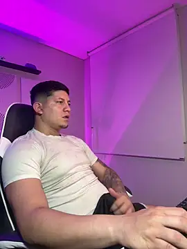 Snapshot of _robertobaggioo chatting on March 8, 5:22 am robertobaggioo online show from March 8, 5:22 am